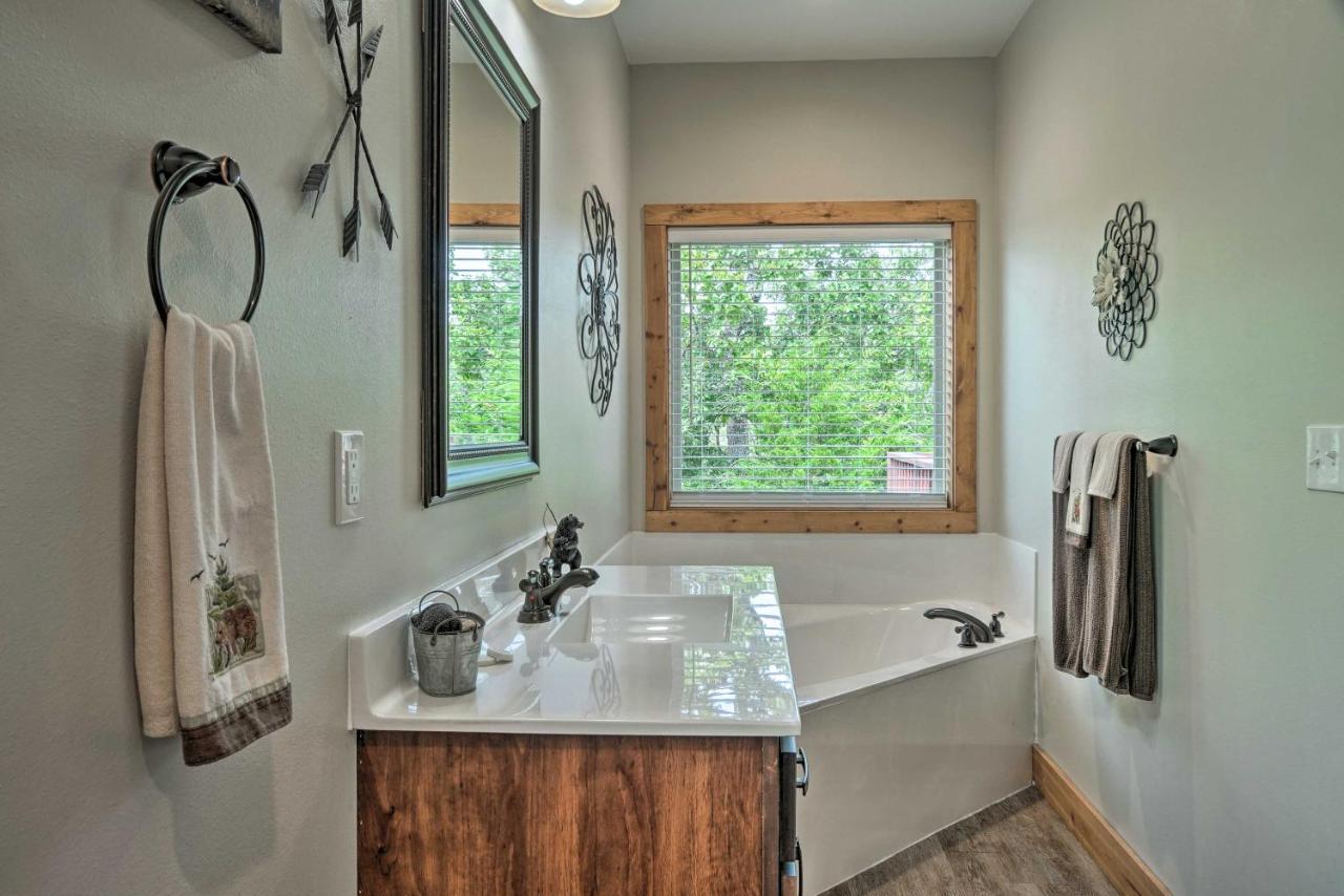 Branson West Cabin With Pool Access And Golfing Exteriör bild